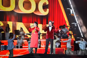 Liên khúc cách mạng gồm "Mười chín tháng Tám", "Đoàn vệ quốc quân", "Đường chúng ta đi", do các ca sĩ Đăng Dương, Tùng Dương và Võ Hạ Trâm thể hiện. Ảnh: THÀNH ĐẠT