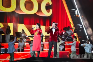 Liên khúc cách mạng gồm "Mười chín tháng Tám", "Đoàn vệ quốc quân", "Đường chúng ta đi", do các ca sĩ Đăng Dương, Tùng Dương và Võ Hạ Trâm thể hiện. Ảnh: THÀNH ĐẠT