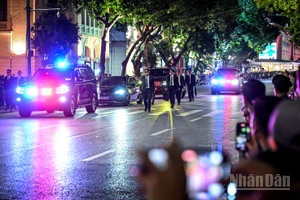 Lực lượng cảnh vệ tổ chức diễn tập tình huống giả định bảo vệ yếu nhân trước một vụ tấn công khủng bố, thu hút hàng ngàn người dân đứng hai bên đường theo dõi.