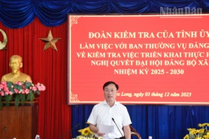 Đồng chí Huỳnh Hữu Trí, Ủy viên Ban Thường vụ Tỉnh ủy, Chủ nhiệm Ủy ban Kiểm tra Tỉnh ủy Cà Mau, Trưởng Đoàn công tác số 40 của Tỉnh ủy Cà Mau phát biểu ý kiến tại buổi làm việc với Đảng ủy xã Phước Long.