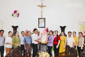 Đoàn công tác trao quà của Tỉnh ủy, Hội đồng nhân dân, Ủy ban nhân dân và Ủy ban Mặt trận Tổ quốc Việt Nam tỉnh Cà Mau tặng Giáo xứ Đức Mẹ hồn xác lên trời tại phường Bạc Liêu.