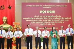 Đồng chí Dương Thanh Bình, Ủy viên Trung ương Đảng, Ủy viên Ủy ban Thường vụ Quốc hội, Chủ nhiệm Ủy ban Dân nguyện và Giám sát của Quốc hội trao tặng Kỷ niệm chương “Vì sự nghiệp Quốc hội Việt Nam” cho các cá nhân có công lao đóng góp vào quá trình phát triển của Quốc hội Việt Nam.