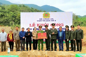 Công an tỉnh Nghệ An - đại diện Cụm thi đua số 5 Bộ Công an trao biển tượng trưng nhà tình nghĩa tặng Đại úy Lô Đình Quang. (Ảnh: CÔNG AN NGHỆ AN)