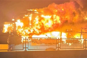 Chiếc xe ô-tô khách bốc cháy ngùn ngụt. (Ảnh: CTV)