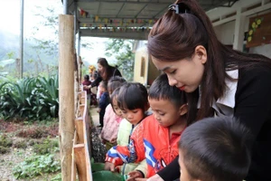 Cô và trò tại Điểm trường Xốp Cháo (Trường mầm non Lượng Minh), xã Lượng Minh, tỉnh Nghệ An.