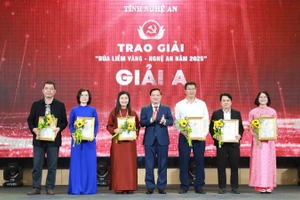 Bí thư Tỉnh ủy Nghệ An Nguyễn Khắc Thận trao giải A đến các tác giả, nhóm tác giả.