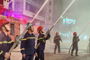 Cảnh sát phòng cháy, chữa cháy và cứu nạn, cứu hộ, Công an tỉnh Nghệ An thực tập phương án chữa cháy tại chợ Vinh. (Ảnh: CÔNG AN NGHỆ AN)