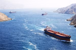 Tàu hàng lưu thông qua Eo biển Hormuz trước khi bị phong tỏa. Ảnh: GETTYIMAGES