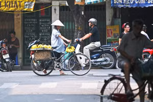 Chợ ngõ cùng những gánh hàng rong đã trở nên quen thuộc với người dân Hà thành.