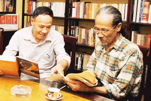 Thú vui đàm đạo. Ảnh: SONG ANH 