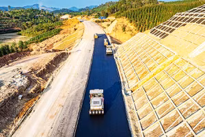 Công trường đường cao tốc Đồng Đăng-Trà Lĩnh huy động hơn 1.400 thiết bị, máy móc cùng 3.000 cán bộ, kỹ sư và công nhân, triển khai đồng loạt hơn 200 mũi thi công.