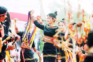 Người dân khắp mọi miền Tổ quốc đều một lòng ngưỡng vọng về cội nguồn.Ảnh: KHIẾU MINH