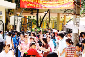 Học sinh tham dự kỳ thi vào Trường THPT Chuyên Ngoại ngữ. Ảnh: NAM HẢI