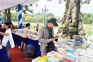 Tìm mua sách tại hội sách bên Hồ Gươm (Hà Nội).