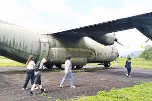 Du khách nước ngoài tham quan máy bay C130.