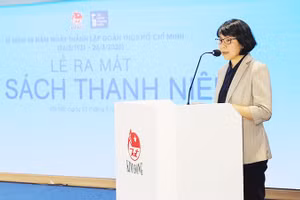 Bà Vũ Thị Quỳnh Liên trong lễ ra mắt Tủ sách thanh niên.