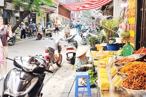 Hàng hóa bày bán trên hè ngõ Cầu Gỗ.