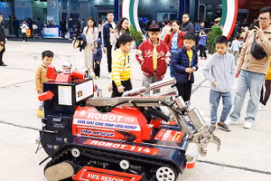 Doanh nghiệp giới thiệu Robot chữa cháy tại triển lãm quốc phòng. Ảnh: NAM HẢI