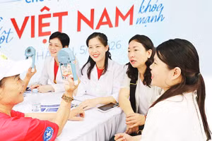 Thăm khám sức khỏe miễn phí cho người dân tại Ngày Sức khỏe toàn dân 2026. Ảnh: KHIẾU MINH