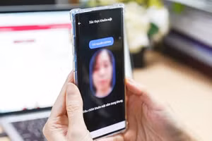 Người dân khi đăng ký SIM mới có thể thực hiện đăng ký trực tuyến qua VNeID. Ảnh: MINH HOÀNG