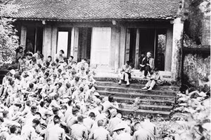 Chủ tịch Hồ Chí Minh nói chuyện với các chiến sĩ Trung đoàn Thủ đô tại Đền Hùng (Phú Thọ) năm 1954. Ảnh tư liệu 