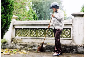 Người lao công. Ảnh: NAM NGUYỄN