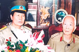 Anh hùng LLVTND Đinh Hữu Thuần trong một lần được gặp Đại tướng Võ Nguyên Giáp.