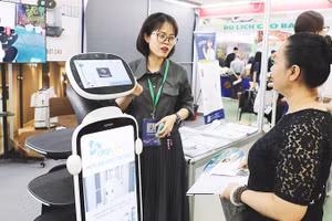 Robot tích hợp công nghệ AI phục vụ du lịch được giới thiệu tại VITM 2026.