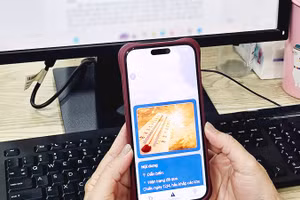 Người dân truy cập vào ứng dụng di động Thời tiết Việt Nam. Ảnh: SONG ANH