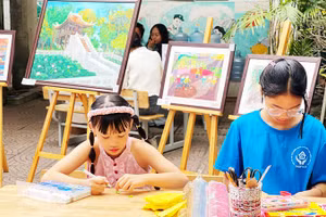 Trẻ khiếm thính tham gia hoạt động ngoại khóa.