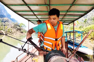 Quay tời thả “cá sắt” xuống dòng sông Năng.