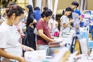 Người dân trải nghiệm mô hình hội sách khuyến đọc được tổ chức tại chung cư Vista Verde (phường Cát Lái).