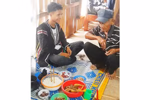 Ông Ksor Thuông (ơi H' Que), buôn Ji, xã Ia Dreh, trong lễ cúng trưởng thành của người Gia Rai.