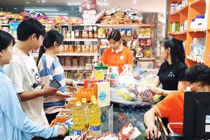  Nhiều bạn trẻ làm thêm tại các siêu thị để kiếm thêm thu nhập. Ảnh: BẮC SƠN