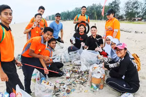 Học sinh thực hành bảo vệ môi trường bên bờ biển. Ảnh: GETTYIMAGES
