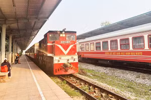 Tàu vào ga xép Cẩm Giàng.