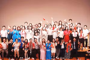 Dù ở xa Tổ quốc, cộng đồng người Việt Nam ở nước ngoài luôn tự hào hướng về quê hương.