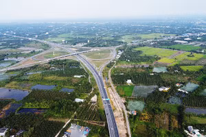 Dự án đầu tư xây dựng mở rộng tuyến cao tốc Thành phố Hồ Chí Minh - Trung Lương - Mỹ Thuận đang gặp nhiều khó khăn do thiếu cát san lấp.