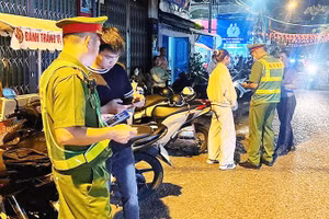 Công an tỉnh Gia Lai ra quân nhắc nhở các tiểu thương kinh doanh vi phạm.