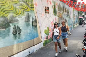 Du khách đang di chuyển tại bãi giữ xe của Đường sách Thành phố Hồ Chí Minh.