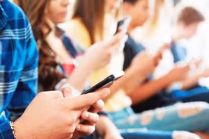 Phần lớn người trẻ đều phụ thuộc vào smartphone. Ảnh: GETTY