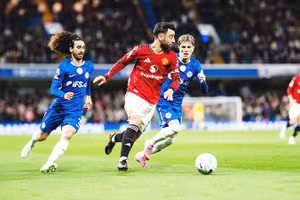 Bruno Fernandes (giữa) chỉ còn kém kỷ lục kiến tạo của Premier League 2 đường chuyền thành bàn.