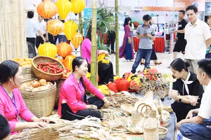 Người dân, du khách trải nghiệm tại các làng nghề thủ công, truyền thống Đà Nẵng.