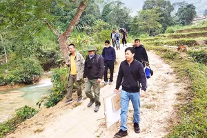 Đoàn văn nghệ sĩ đi thực tế sáng tác ở Pù Luông.