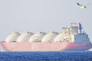 Một siêu tàu chở dầu băng qua Eo biển Hormuz chỉ vài giờ sau khi Iran phong tỏa trở lại. Ảnh: GETTYIMAGES