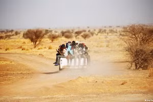 Nhiều thanh, thiếu niên bị những kẻ buôn người lừa đưa sang Libya. Ảnh: REUTERS