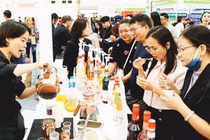 Một thương hiệu trà sữa được giới thiệu đến người tiêu dùng tại hội chợ ngành đồ uống. Ảnh: NGUYỆT ANH