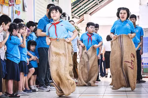 Phần thi nhảy bao bố được các em học sinh hào hứng tham gia.