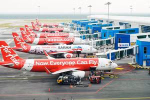 AirAsia và các hãng hàng không khác đều bị ảnh hưởng bởi giá nhiên liệu tăng vọt. Ảnh: AP