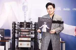 Ca sĩ Tùng Dương cùng đĩa than "The Voice - Timeless". Ảnh: NVCC